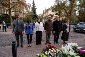 МІНІСТР ЗАКОРДОННИХ СПРАВ РЕСПУБЛІКИ ПОЛЬЩА РАДОСЛАВ СІКОРСЬКИЙ ВШАНУВАВ ПАМ’ЯТЬ ЗАГИБЛИХ ВНАСЛІДОК РОСІЙСЬКОЇ АТАКИ ЛЬВОВА 4 ВЕРЕСНЯ